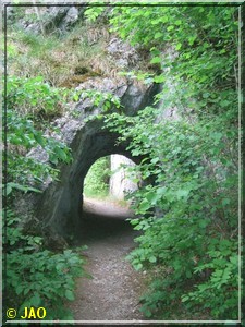 Tunneltje door de rotsen