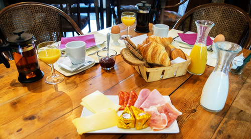 Gezellig ontbijten bij Le Randonneur, hier een continentaal ontbijt.