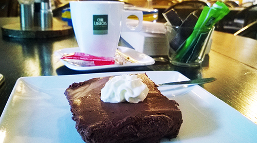 Café liégeois avec un gâteau aux truffes au chocolat.